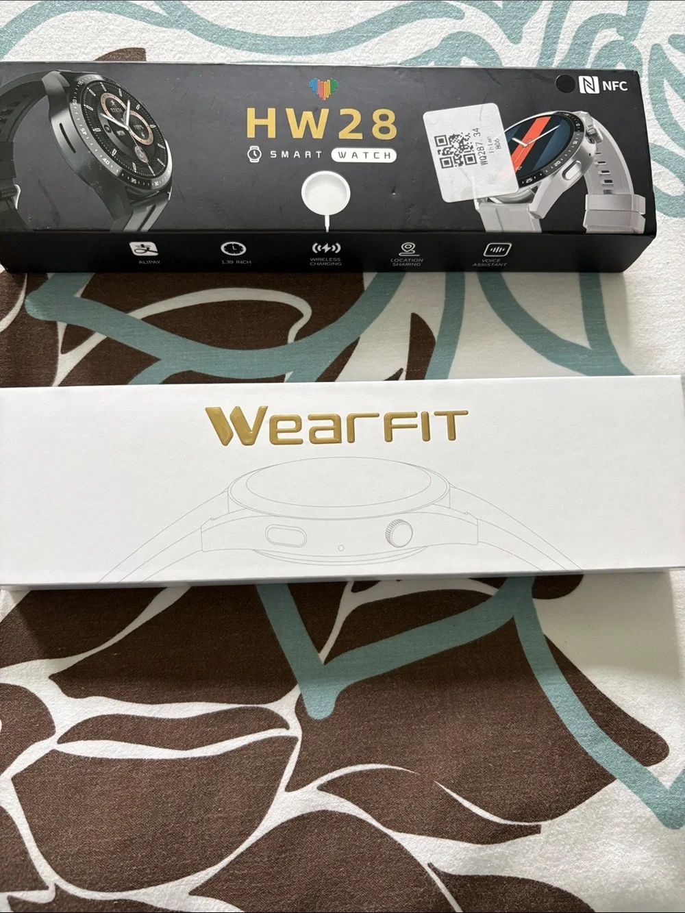 HW 28 smartwatch with charger and case